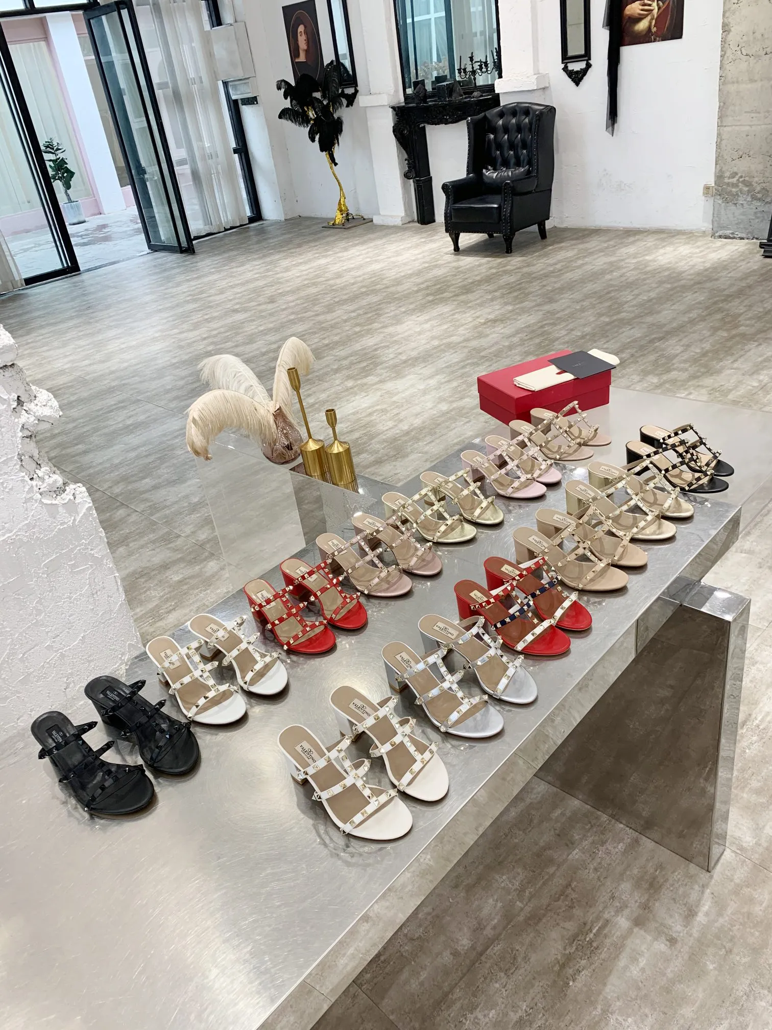 👟👟Ex-factory price 440👟👟 Women's shoes, women's clothing, Warren thick heel sandals) VT rivet series is definitely a classic! Since the launch of the Rockstud Collection series, it has become one of the important iconic elements of Valentino! Domineering rivets are a must-have item in every woman’s shoe wardrobe! Created from the original, perfectly reproduced! Heel height: 6 cm, flat bottom, size 34-42, leather outsole